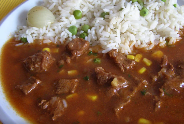 Mexican stew with pea rice and smoked cheese